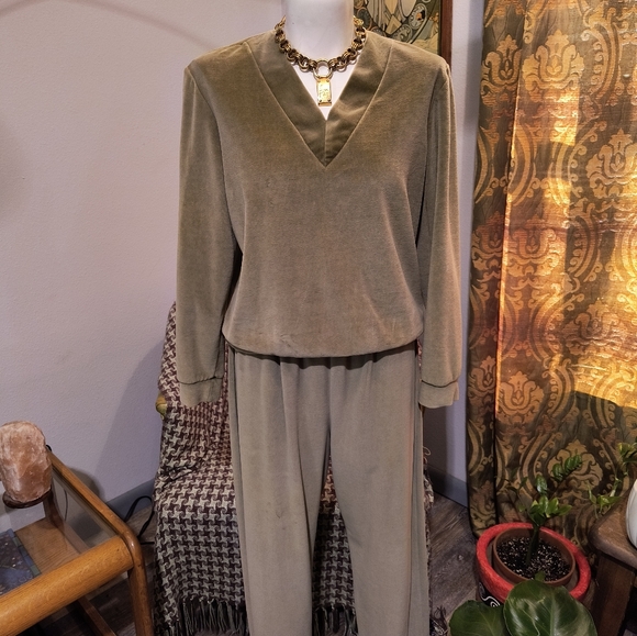 Vtg Gertrude Davenport Olive Green Velour Track Suit Set V Neck Top and Pants - Picture 13 of 14